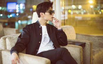 杨洋机场最新爆料,帅气偶像机场造型曝光,粉丝尖叫不已!  第2张 杨洋机场最新爆料,帅气偶像机场造型曝光,粉丝尖叫不已!  第2张